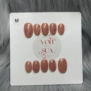 M: 16 mm, 12 mm, 12,5 mm, 11,5 mm, 10 mm , superint glitter från ”Im from” koreanskt märke! 🤩 nude brun! Kolla min tiktok för att se hur de ser ut🤩