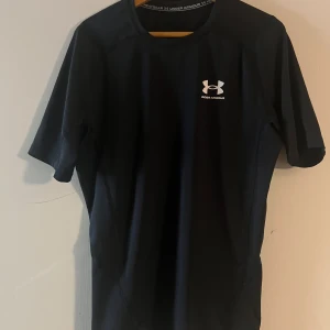 Under Armour Tröja - Endast använd ett par gånger, säljer pågrund av att storleken är för liten för mig.  Nypris 450 