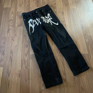 REVENGE byxor - Säljer nu mina REVENGE byxor då dem bara ligger o samlar viktningar. Knappt andvända! Stl.30/32 men sitter som 32/32 tycker jag. Säljes för 400 eller bud. 