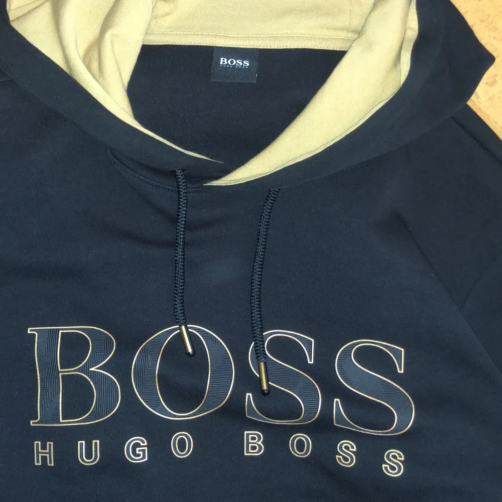 Säljer nu min Hugo boss hoodie, väldigt fint skick använts max 3 gånger.  Storlek M Dm för mer frågor. Hoodies.