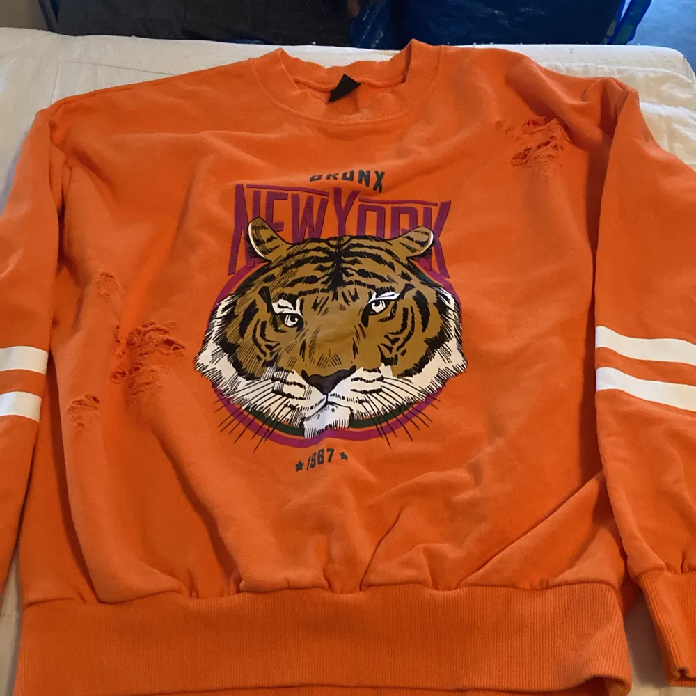 Orange sweatshirt med tiger tryck-Bronx newyork.Ny.. Tröjor & Koftor.