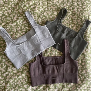 AIMN - Använda enska gång, storlek M men passar absolut S!! inläggen är uttagna och slänga för jag gillar inte ilägg Hahah 300 för alla!!!