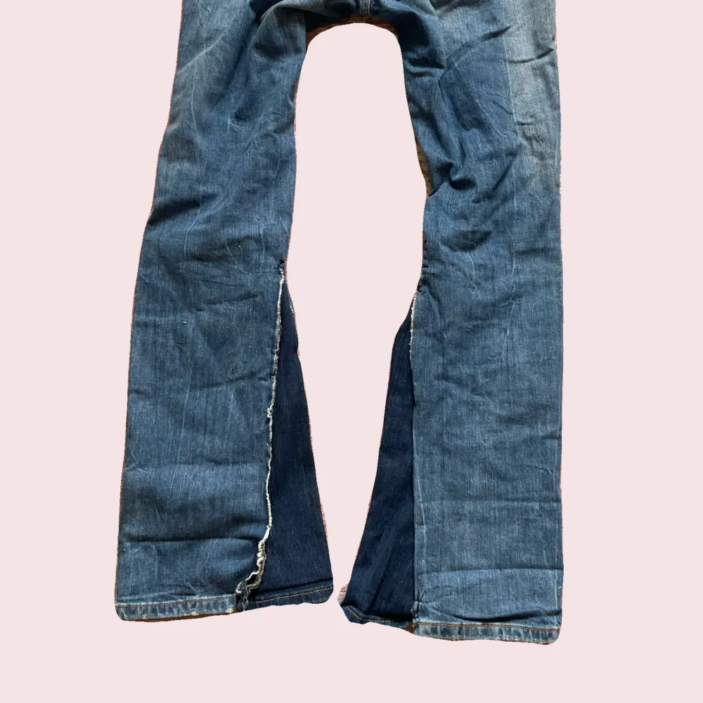 jättesnygga lågmidjade håliga jeans säljer då jag behöver pengar💗. Jeans & Byxor.