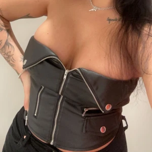 läder topp - läder topp köpt i Australien, använd en gång. Knäpps med blixtlås på framsidan