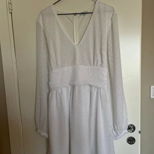 Studentklänning från BUBBLEROOM - En fin studentklänning som bara är använd en gång.  Ett fint knyte i ryggen. 