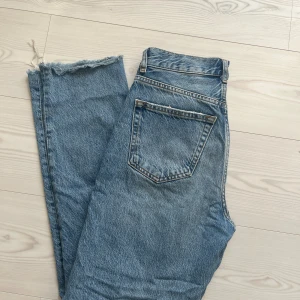 Blåa jeans  - Jeans från Ginatricot. Medel till hög midja. Använda ett par gånger men inga märkbara defekter. Stl 34 men passar även mig som är en 36