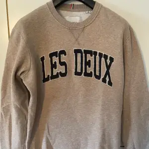 Säljer denna sweatshirten från les deux. Den är beige med mörkgrön text. Nypris 1000 kr. Den är i väldigt bra skick. Det finns inga defekter på tröjan.