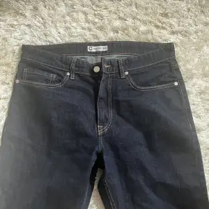 jeans ifrån cubus herr! bra skick, sparsamt använd, originalpris 499! storlek 33/32
