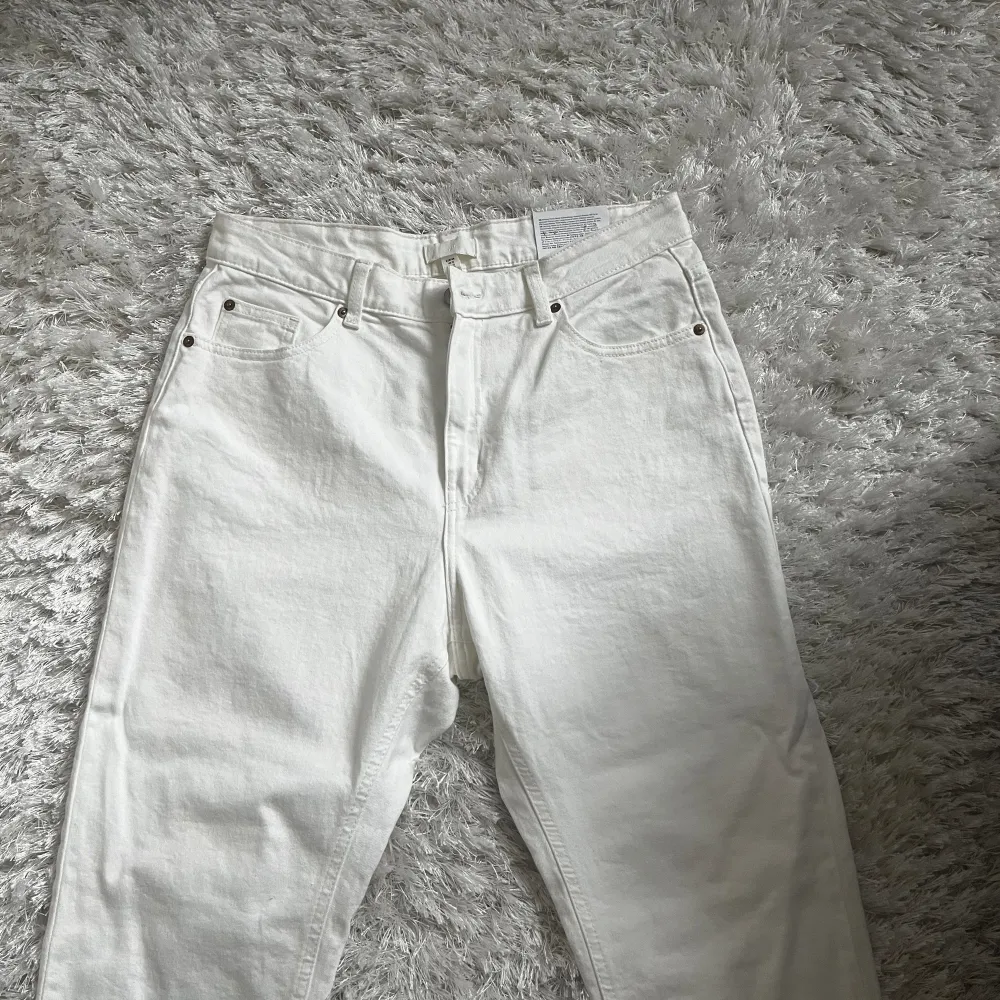 säljer ett par vita jeans ifrån H&M, perfekt skick, inga fläckar/defekter, aldrig använda! säljer eftersom de är för stora för mig, storlek 44 för dam, perfekta för sommaren. Jeans & Byxor.