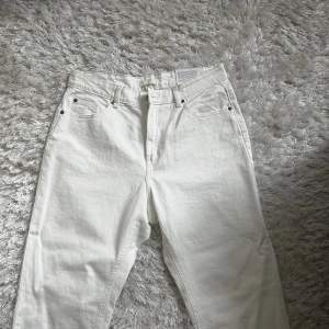säljer ett par vita jeans ifrån H&M, perfekt skick, inga fläckar/defekter, aldrig använda! säljer eftersom de är för stora för mig, storlek 44 för dam, perfekta för sommaren