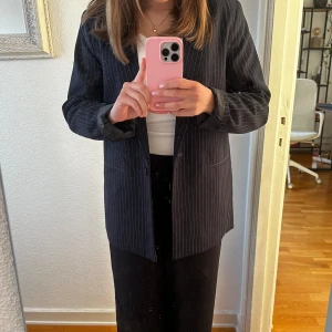 Randig kavaj - Som ny randig (marinblå) kavaj köpt för ett par år sedan men endast använd en gång, storlek M, men jag har S/XS och den sitter som på bilden. 