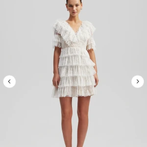 By Malina klänning  - Säljer min By Malina klänning som jag skulle ha till studenten men har ångrat mig. Köpt här på Plick av en superfin tjej som använde den på hennes student🩷 Finns inga defekter! Lånade bilder! 