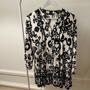 Sommarklänning - Säljer min sommarklänning från zara. Använd endast en gång! Säljer pågrund av att jag inte får användning för den. Nypris 400