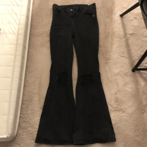 Svarta bootcut jeans - Säljer nu mina jeans som jag köpt på Plick. Säljer dessa jeans som jag köpt från Plick. Dom är från DRDENIM och dom är använda kanske 5 gånger💗De står ingen storlek men skulle gissa på typ XS/S och passar mig som är 164 Priset kan diskuteras🫶🏻