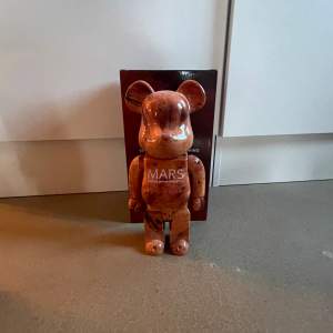 Bearbrick Mars helt ny Förpackningen tillkommer Fick i present men har ingen användning för den  Pris kan diskuteras vid snabb affär Fraktas inom 2 dagar!🚚📦