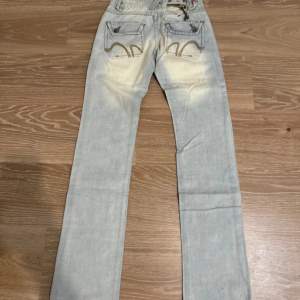 Jätte fina ljusblå Lågmidjade jeans! Dom är långa på mig som är 170! Säljer dom för att dom är för små i midjan! Måtten är 33/34 cm i midjan och 104 cm i längd och innerbenslängd 84 cm😍😍❤️❤️