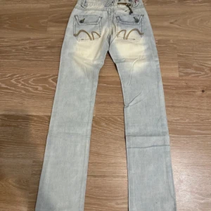 Lågmidjade jeans  - Jätte fina ljusblå Lågmidjade jeans! Dom är långa på mig som är 170! Säljer dom för att dom är för små i midjan! Måtten är 33/34 cm i midjan och 104 cm i längd och innerbenslängd 84 cm😍😍❤️❤️
