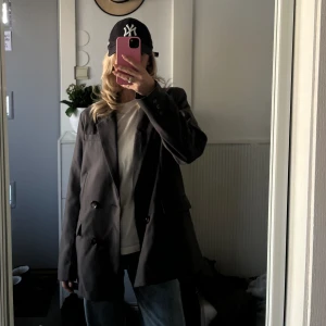 Oversized kavaj  - Oversized kavaj från NAKD. Hur snygg som helst! 🤌🏼❤️‍🔥 storlek 32. Använd någon enstaka gång. Passar absolut upp till storlek 36 skulle jag tro!