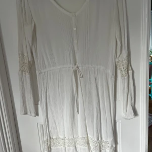 Klänning  - En vit klänning med massa fina spets detaljer, den är hyfsad genomskinlig. Faller väldigt fin och den är otroligt skön. Färgen är benvit/ off-white/ äggskal (typ) Den är knappt använd, inga anmärkningar 🌸material: 100% viskos 