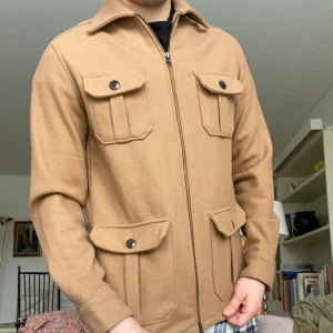 John Henric jacka - Säljer pga inte använt. Blanding av cashmere, ull och nylon. Nyskick Nypris: ca 1900