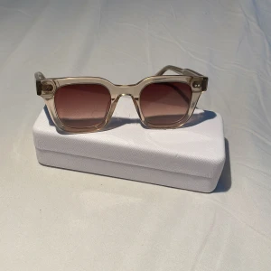 Chimis  - Chimi solglasögon i modellen 04 och färgen ecru. Perfekt till sommaren