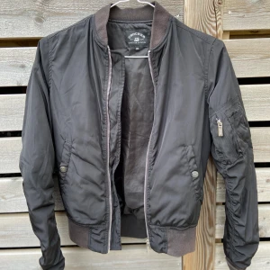 Bomberjacka!  - Jackan är lite solblekt men i övrigt i bra skick!