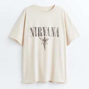säljer denna nirvana tshirt eftersom den inte kommer till användning längre 💕