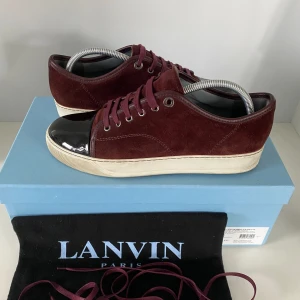 Intressekoll Lanvin - Vinröda glansiga lanvins i nyskick! | Skick 9/10 | Storlek uk 6 (passar 41-42) | Allt og medföljer (box, snören, dustbag)✅ | Nypris ≈ 4500kr | Skriv privat ifall ni undrar något!