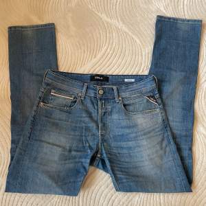 Säljer nu dessa Replay jeans i bra skick. Modellen heter Grover och är i storlek 30/32. Hör av er vid frågor!