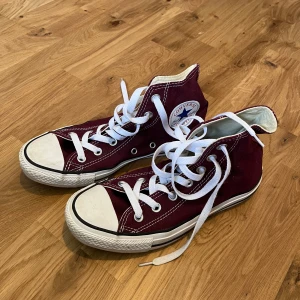 Vinröd converse - Sparsamt använda vinröda converse!❤️ Nypris 800kr