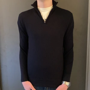 Blå Halvzip - Säljer nu denna asfeta These Glory Days halvzip i ett väldigt bra skick! (100% merinoull) Storleken är S och sitter bra som det! Nypris ligger på 1099kr❌ säljer nu för endast 199kr✅ Hör av dig vid minsta lilla fundering!! 😊😊