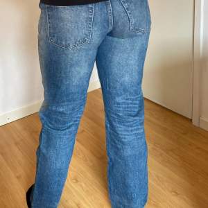 jätte fina Arrow low straight jeans från Weekday. Använt endast ett par gånger! Köpt för 590 kr och säljes för 360 kr. Färgen finns inte kvar längre på deras hemsida, Kan skicka ytterligare bilder på byxorna 💙