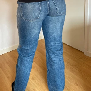 Jeans från Weekday - jätte fina Arrow low straight jeans från Weekday. Använt endast ett par gånger! Köpt för 590 kr och säljes för 360 kr. Färgen finns inte kvar längre på deras hemsida, Kan skicka ytterligare bilder på byxorna 💙