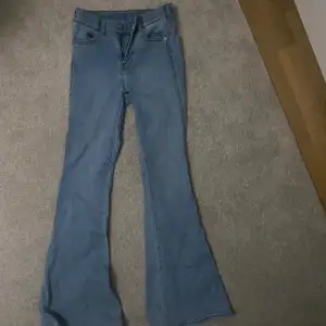 Ljusblåa utsvängda jeans från Zalando. Storlek 36 och använda en gång. 