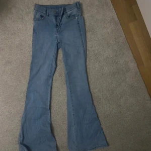 Utsvängda blå jeans - Ljusblåa utsvängda jeans från Zalando. Storlek 36 och använda en gång. 