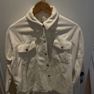 Manchester vit jacka - Vår jacka i manchestertyg så snygg och fint skick