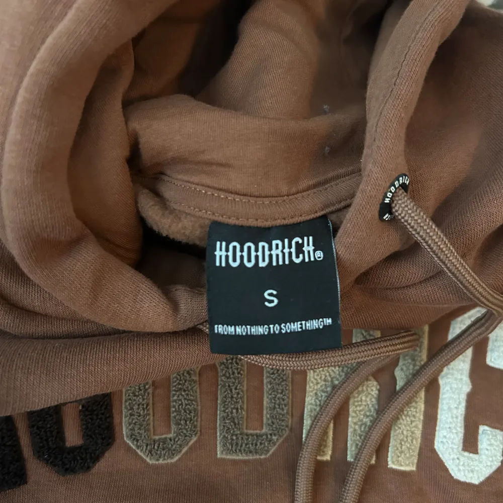 Brun Hoodrich Hoodie Storlek S Använd 4-5 gånger så är i väldigt bra skick. Hoodies.