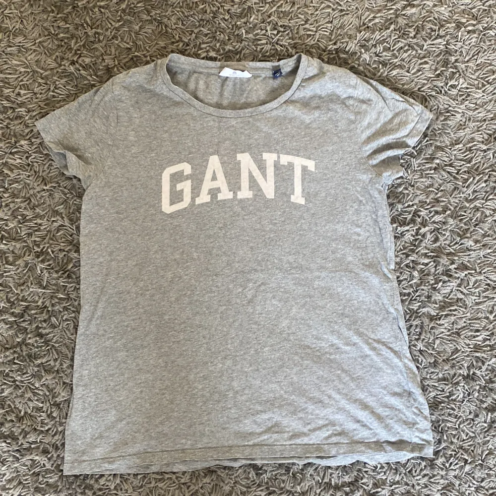 Jätte fin t-shirt från Gant, använd några gånger, säljer för att den inte kommer till användning, storlek M men passar mig som brukar ha S och XS också, köpt för 250kr💓. T-shirts.