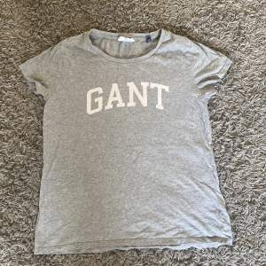 Jätte fin t-shirt från Gant, använd några gånger, säljer för att den inte kommer till användning, storlek M men passar mig som brukar ha S och XS också, köpt för 250kr💓