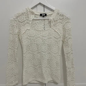 White lace top - Storlek Small. Bra skick. 