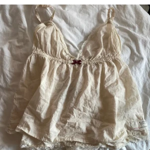 Oddmolly Linne - Säljer detta super söta Vintge Oddmolly linne! Linnet säljs inte längre och är i bra skick!! Banden är justerbara så passar flera olika storlekar!