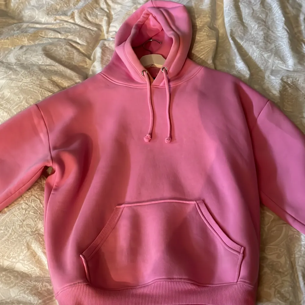 Hej! Säljer min rosa bikbok hoodie då den aldrig kommer till användning, använd max 1-3 ggr. Hoodies.