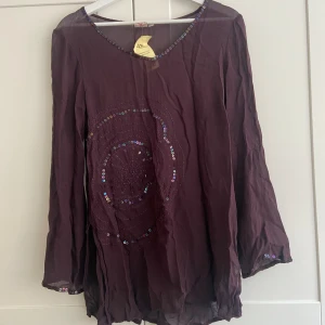Genomskinlig tröja med paljetter  - Jättesöt genomskinlig tröja med paljetter!! Köpt secondhand, men ej använt. Prislappen är fortfarande kvar ✨✨