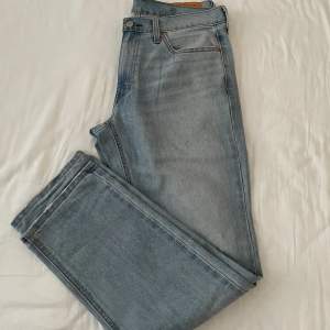 Tja säljer nu dessa snygga Levis jeans i ljusblå färg, dem är knappt använda och är helt skade fria och ser nya ut, modellen är 541. Vid funderingar är det bara och skriva, vid snabb affär kan priset sänkas.