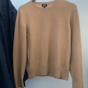 Kashmir tröja - Säljer en tröja i materialet Kashmir. Märket är uniqlo och storleken är small. Den är i fint skick utöver att det är två påsydda lappar vid armbågarna. Säljer på grund av att tröjan inte längre används. Mvh🤗