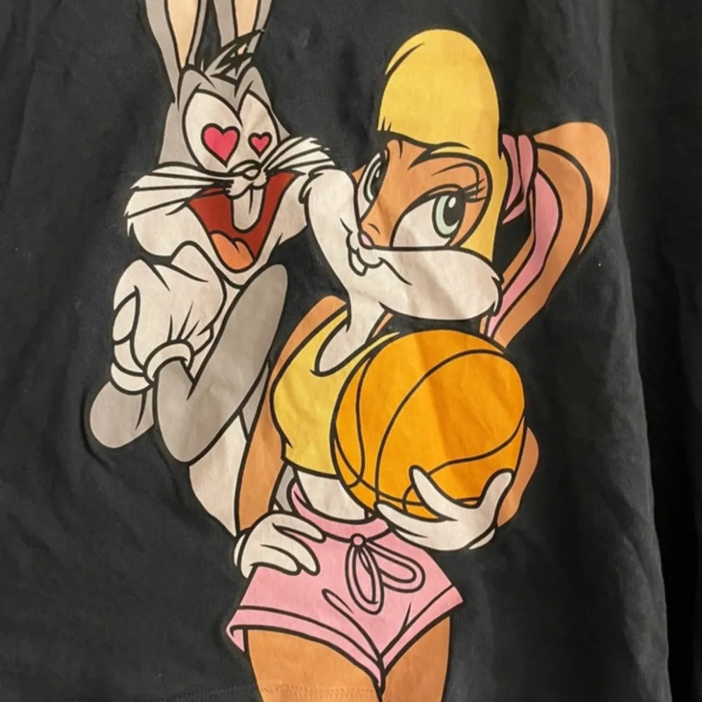 Så söt tröja från hm med loony tunes på! Väldigt bra skick!. T-shirts.