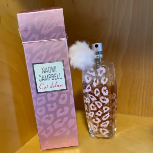 Cat deluxe parfym - Luktar jätte gott, 360 kr på lyko. Ni kan se på bilden hur mycket det är kvar i flaskan🌸 