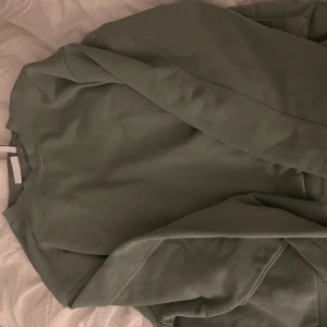 Sweatshirt - Säljer min somriga sweatshirt i grönt. Inga defekter!💕