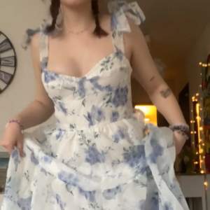 bilderna är från en video jag tog förra året, jag använde aldrig klänningen till balen så den är helt ny 🩵 vill du ha bättre bilder fixar jag självklart det, bara o komma privat 🤗