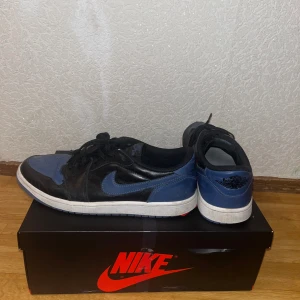 Jordan 1 Retro Low OG 'Mystic Navy' - Riktigt snygga Jordan 1, perfekta för sommaren. Köpta under limited edition men har slutat använda på grund av ändrad stil. Använt ett par gånger men itne så creasade. Sällsynta Storlek: 45